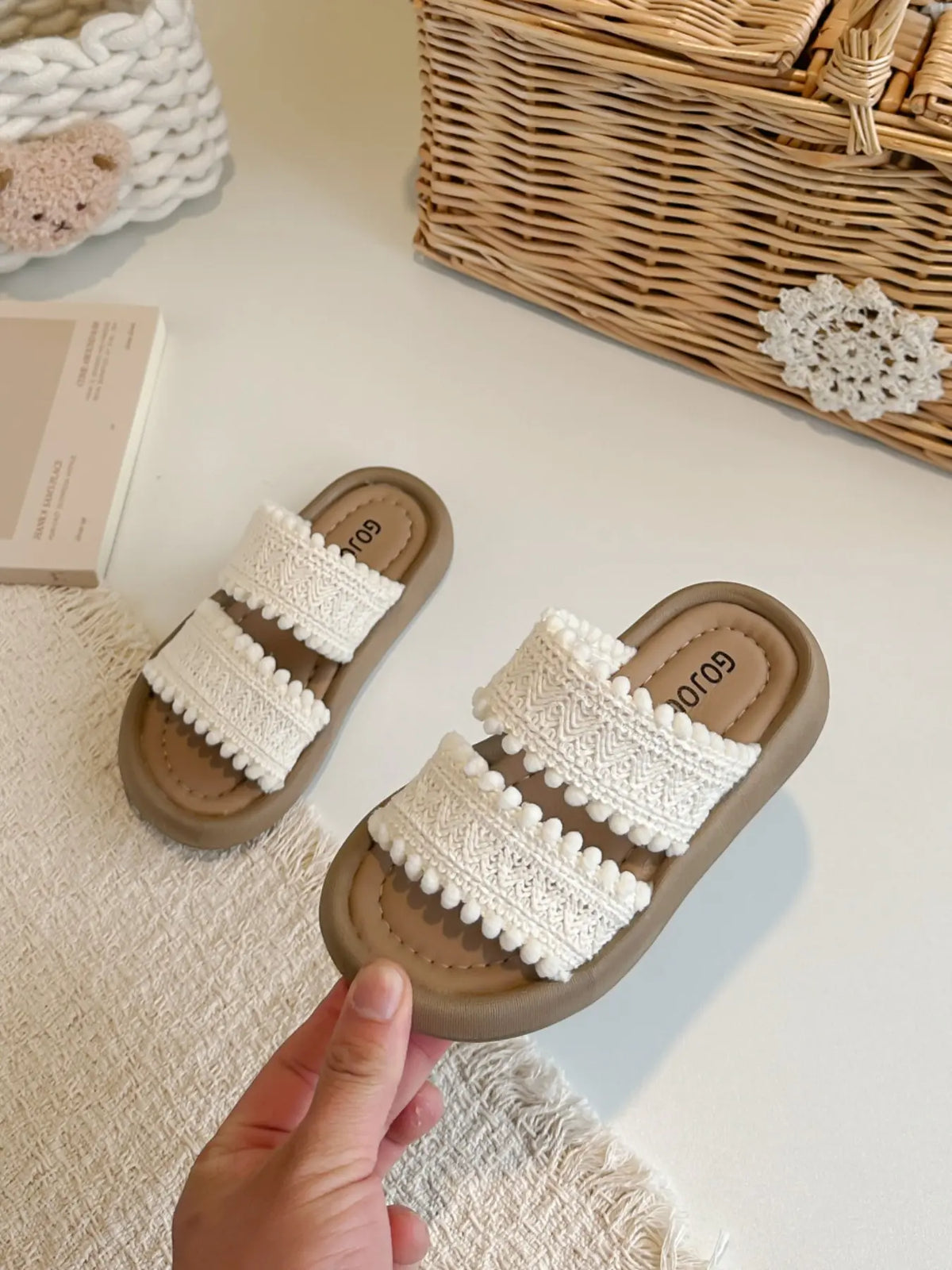 2026 New Girl's Woven Slip-On Sandals Summer Indoor Outdoor Comfortable Casual One-Strap Slippers, Cute Style, Rubber Sole, PU Upper Material, Summer Slide Slippers, Trendy Casual Slippers, Fashion Slippers, Cute Soft Slippers